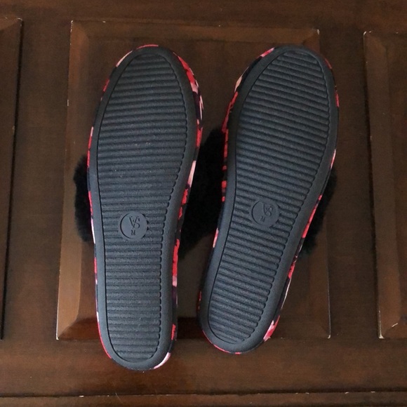 Women’s size medium Victoria’s Secret Black Floral Satin Fur Slippers - Picture 8 of 11